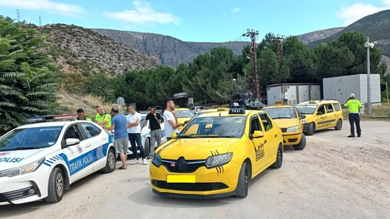 Amasya’da polisten ticari taksilere taksimetre denetimi