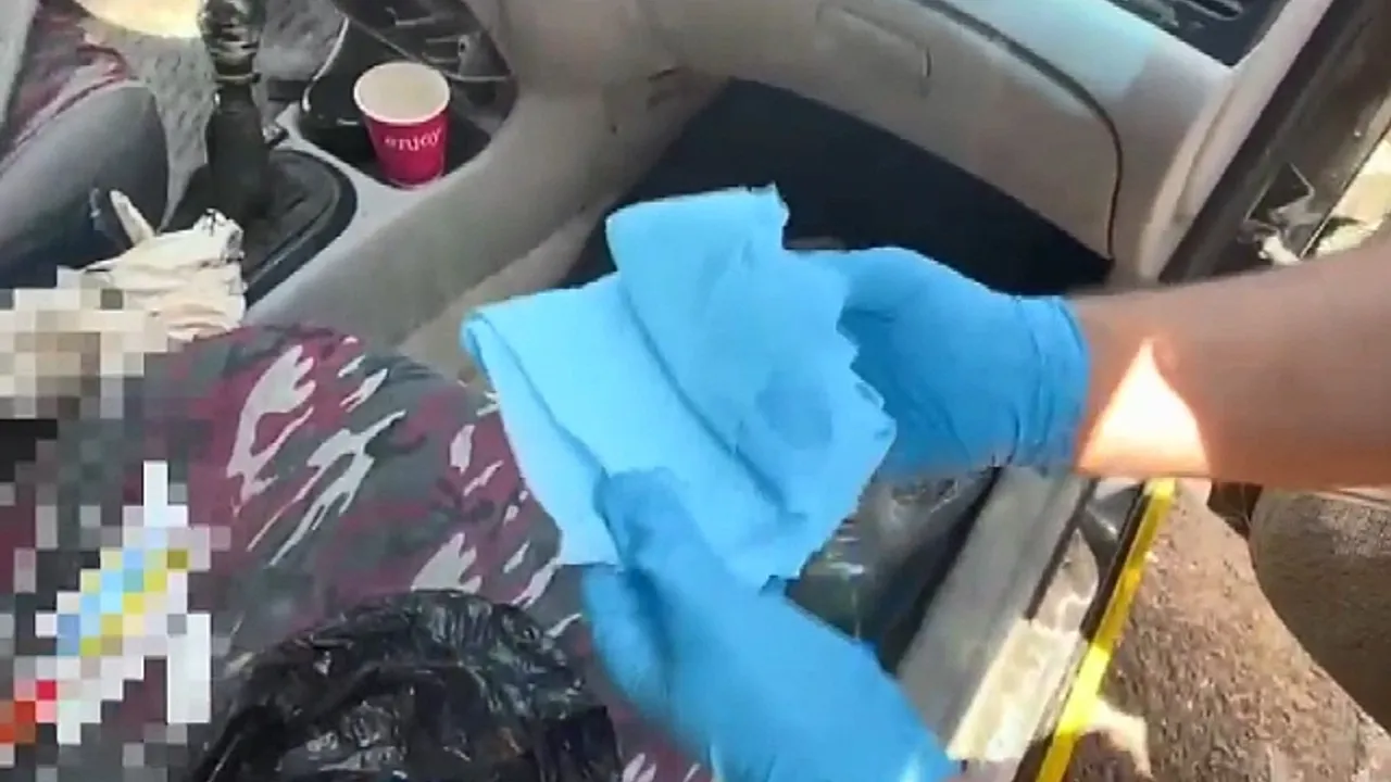 Yakalanmamak için uyuşturucuyu peçeteye emdiren şahıs polisten kaçamadı