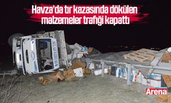 Havza’da tır kazasında dökülen malzemeler trafiği kapattı
