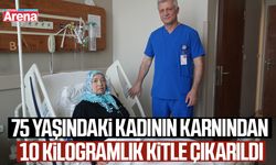 75 yaşındaki kadının karnından 10,5 kiloluluk kitle çıkarıldı
