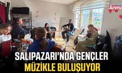 Salıpazarı'nda gençler müzikle buluşuyor