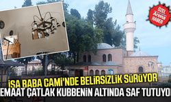 Samsun'da cemaat çatlak kubbenin altında saf tutuyor