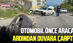 Samsun’da otomobil önce araca, ardından duvara çarptı