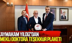 Kaymakam Yıldız’dan emekli doktora teşekkür plaketi
