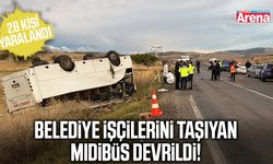 Belediye işçilerini taşıyan midibüs devrildi!