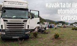 Kavak'ta tır ile otomobil çarpıştı