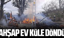 Samsun'da ahşap ev küle döndü