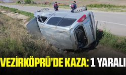 Vezirköprü'de hafif ticari araç şarampole devrildi