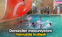 Samsun'da denizciler mezuniyetini havuzda kutladı