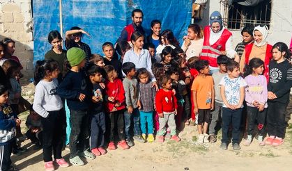 Bayram öncesi sınırda, 500 çocuk için yapılan giyim ve ayakkabı yardımı çocukları sevindirdi.