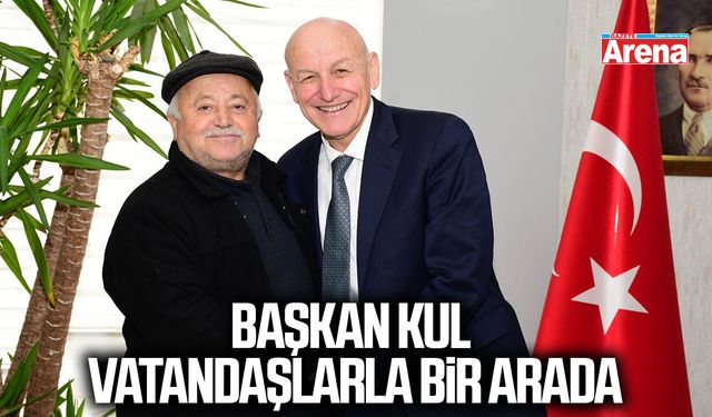 Terme Belediye Başkanı Şenol Kul vatandaşlarla bir arada