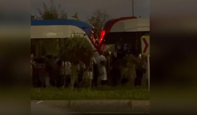 İstanbul’da tramvaylar kafa kafaya çarpıştı!