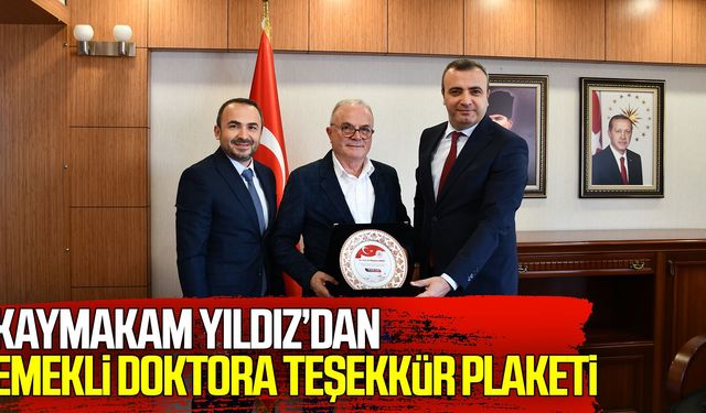 Kaymakam Yıldız’dan emekli doktora teşekkür plaketi