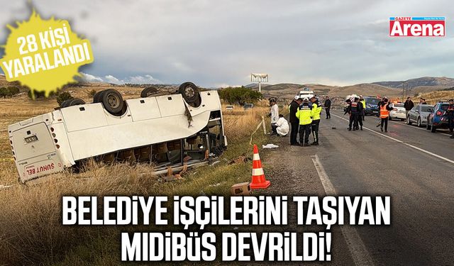 Belediye işçilerini taşıyan midibüs devrildi!