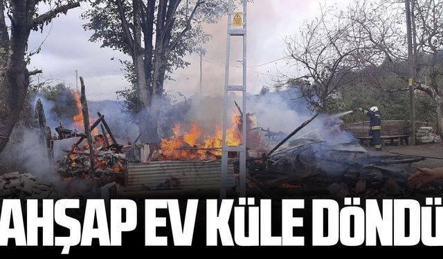 Samsun'da ahşap ev küle döndü