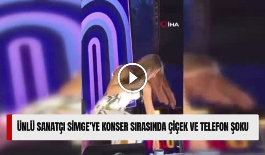 Ünlü sanatçı Simgeye konser sırasında çiçek ve telefon şoku