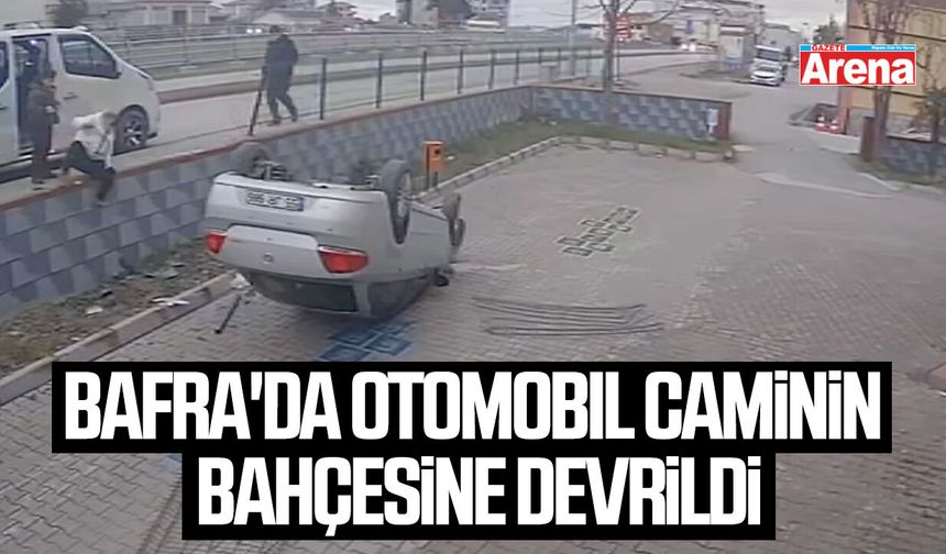 Bafra'da otomobil caminin bahçesine devrildi