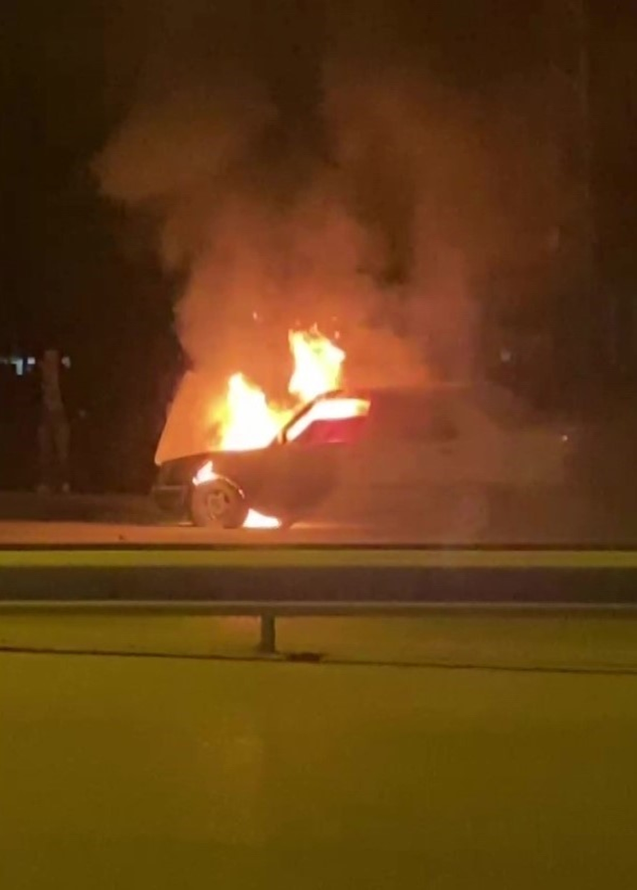 Alevler aracın içini sardı, Sürücü son anda kurtuldu