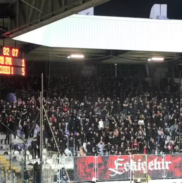 3 Lig De Olay Tribundeki Koltuklari Kirip 19191775 7978 M