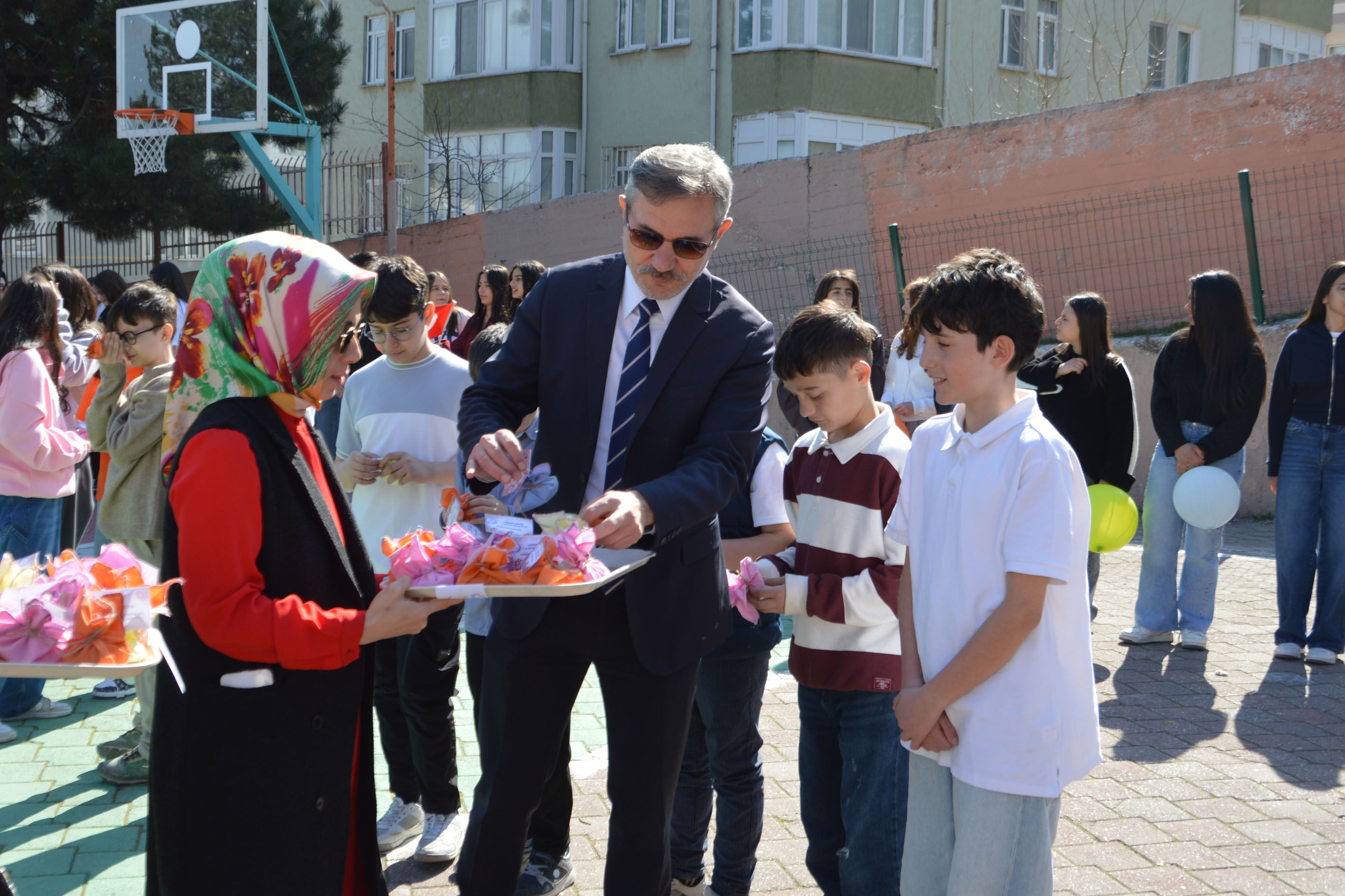 Aa 20260313 40815057 40815051 Samsunda Ogrenciler Once Bayramlasti Sonra Mendil Icinde Bayram Harcligi Aldi (1)