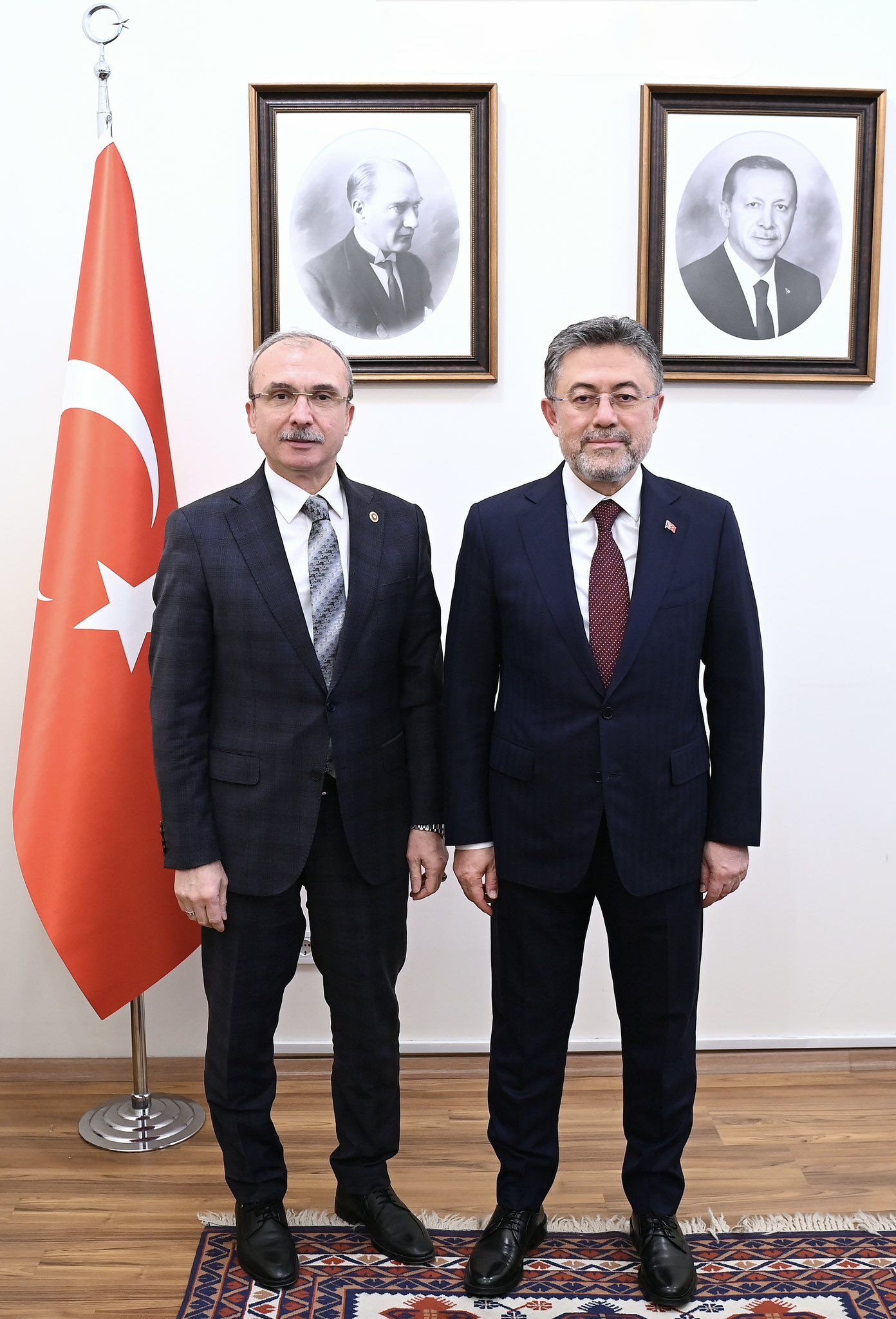 H Ewhi O V X M A A8O Sq