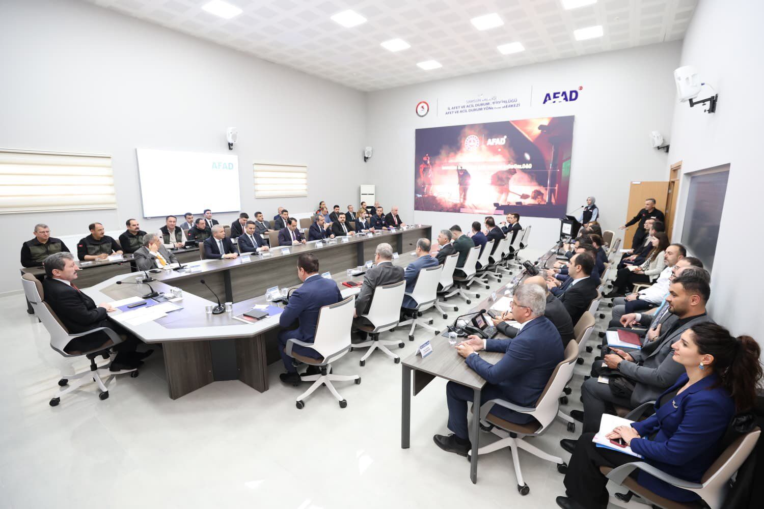 H Gh Uk Yc W A A E3Fzz