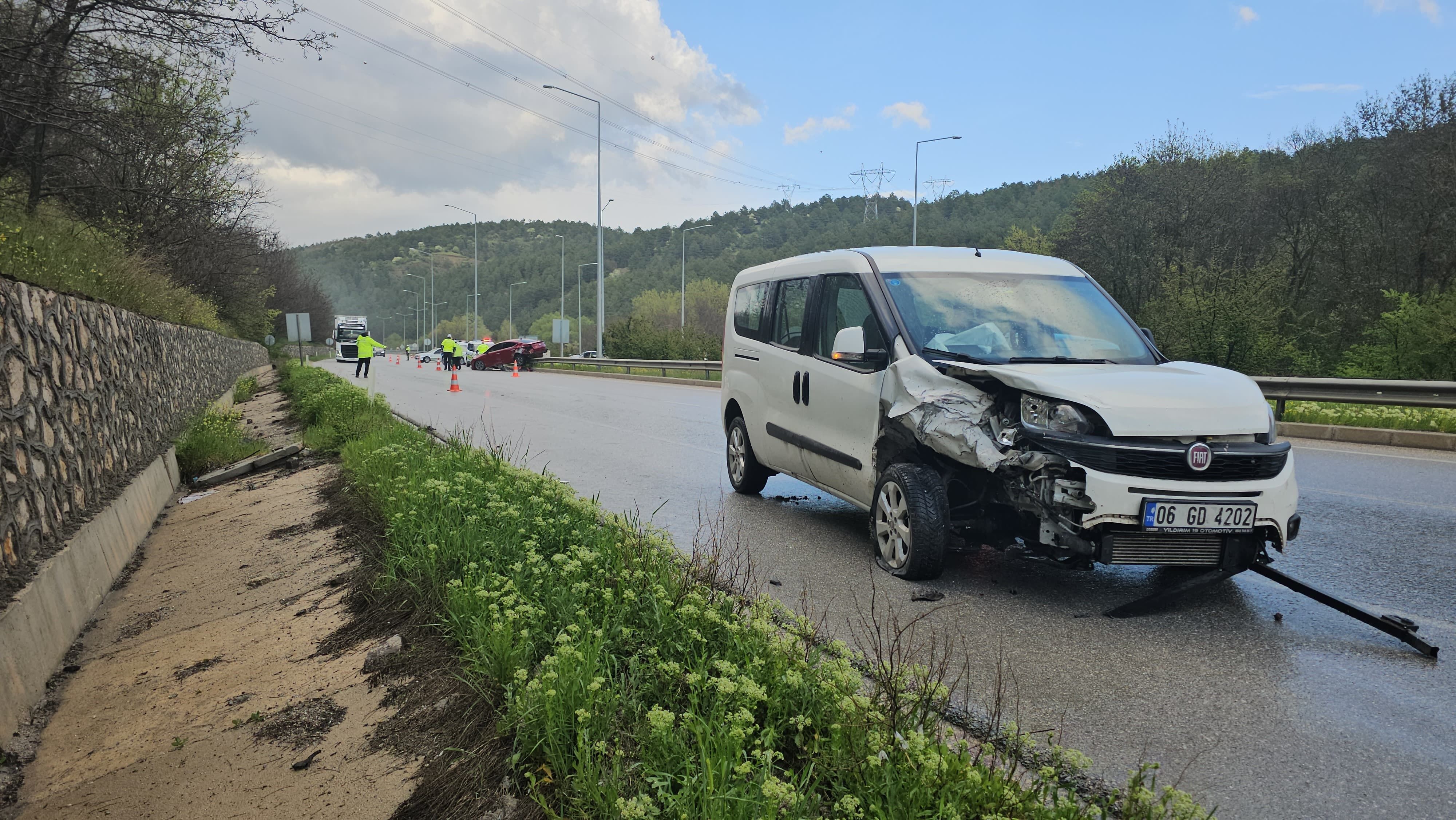 Aa 20260510 41343868 41343865 Corumda Otomobille Hafif Ticari Aracin Carpistigi Kazada 3 Kisi Yaralandi (1)
