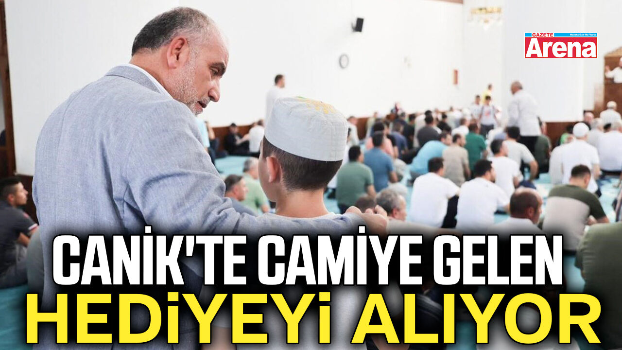 Canik'te camiye gelen hediyeyi alıyor