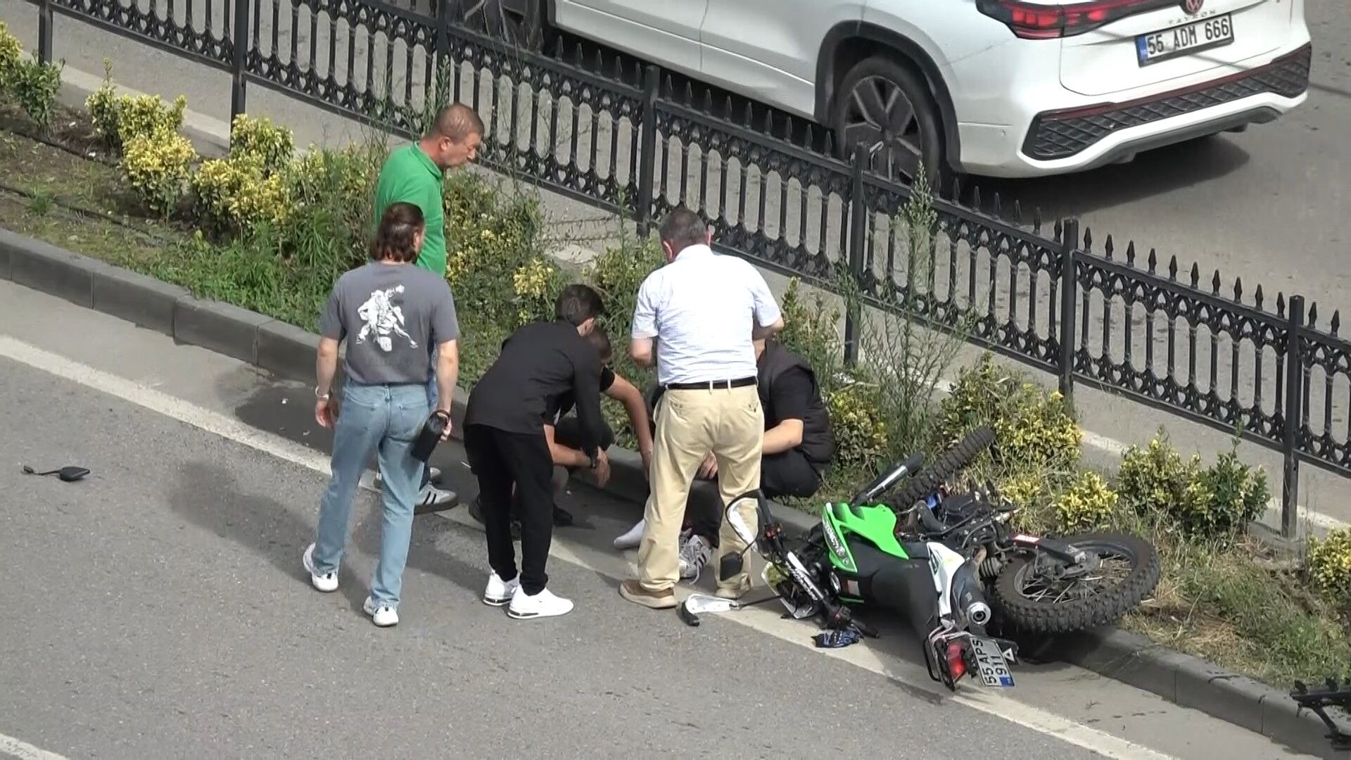 Samsun'da Kaza! Motosiklet Refüje Savruldu (1)-2