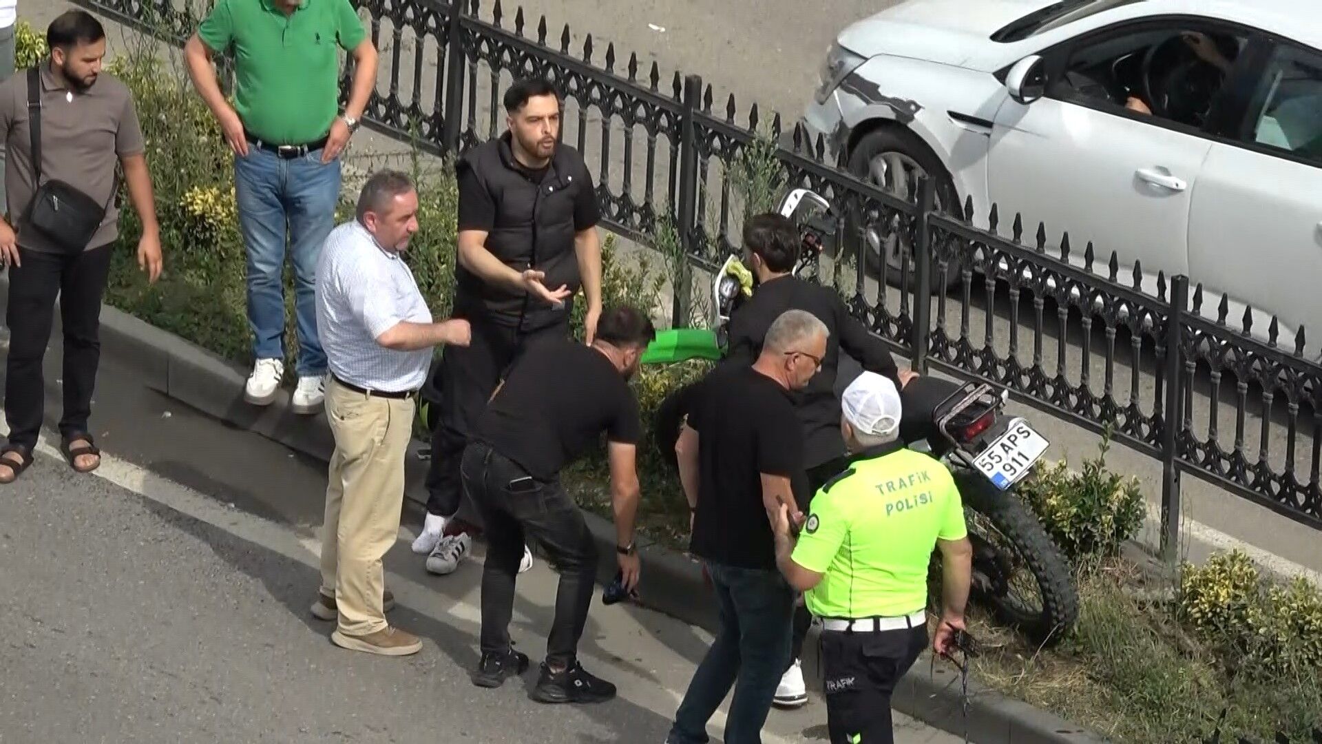 Samsun'da Kaza! Motosiklet Refüje Savruldu (3)