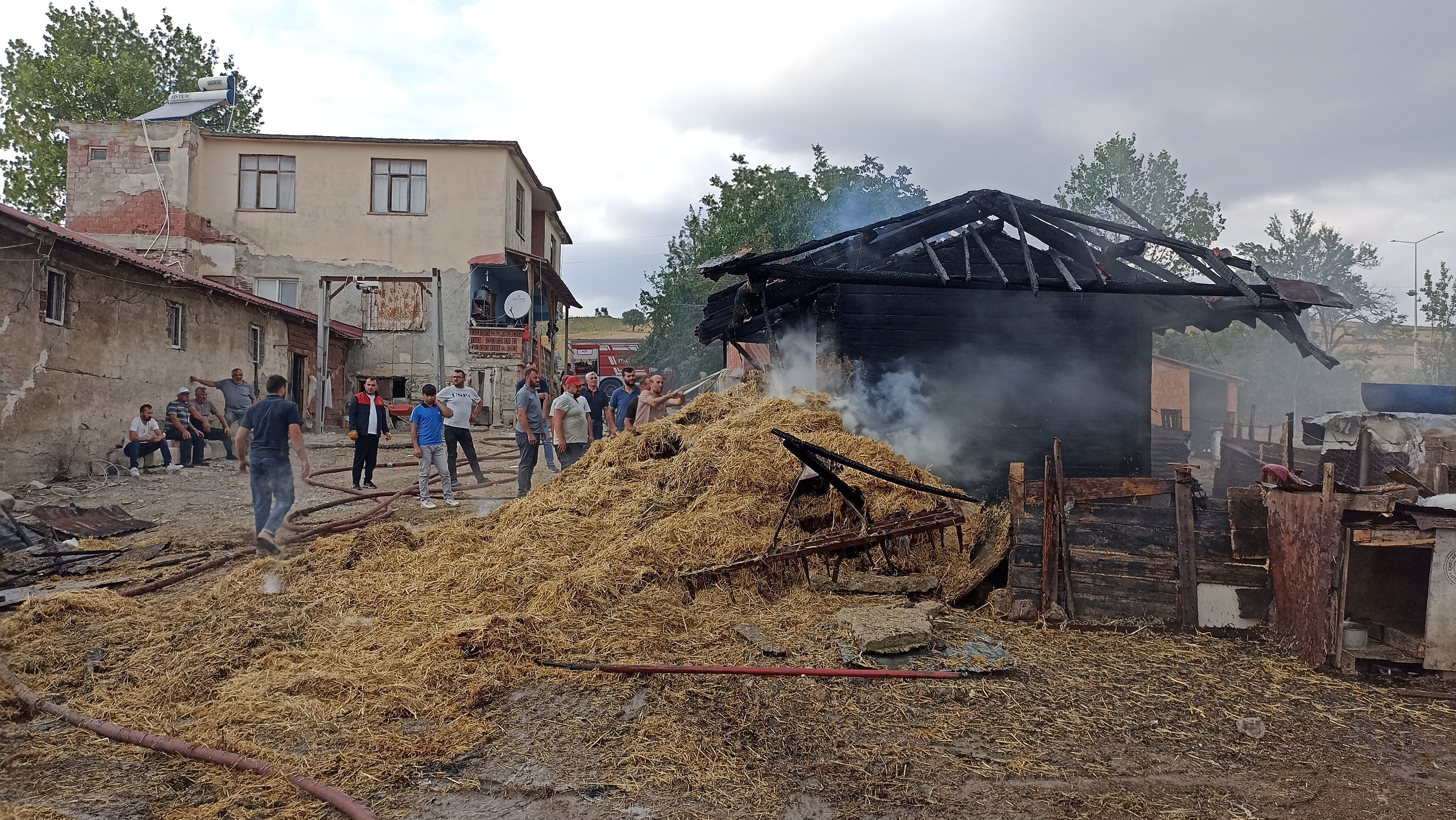 Havza'da ambar yangını! Tonlarca buğday ve saman kül oldu-1