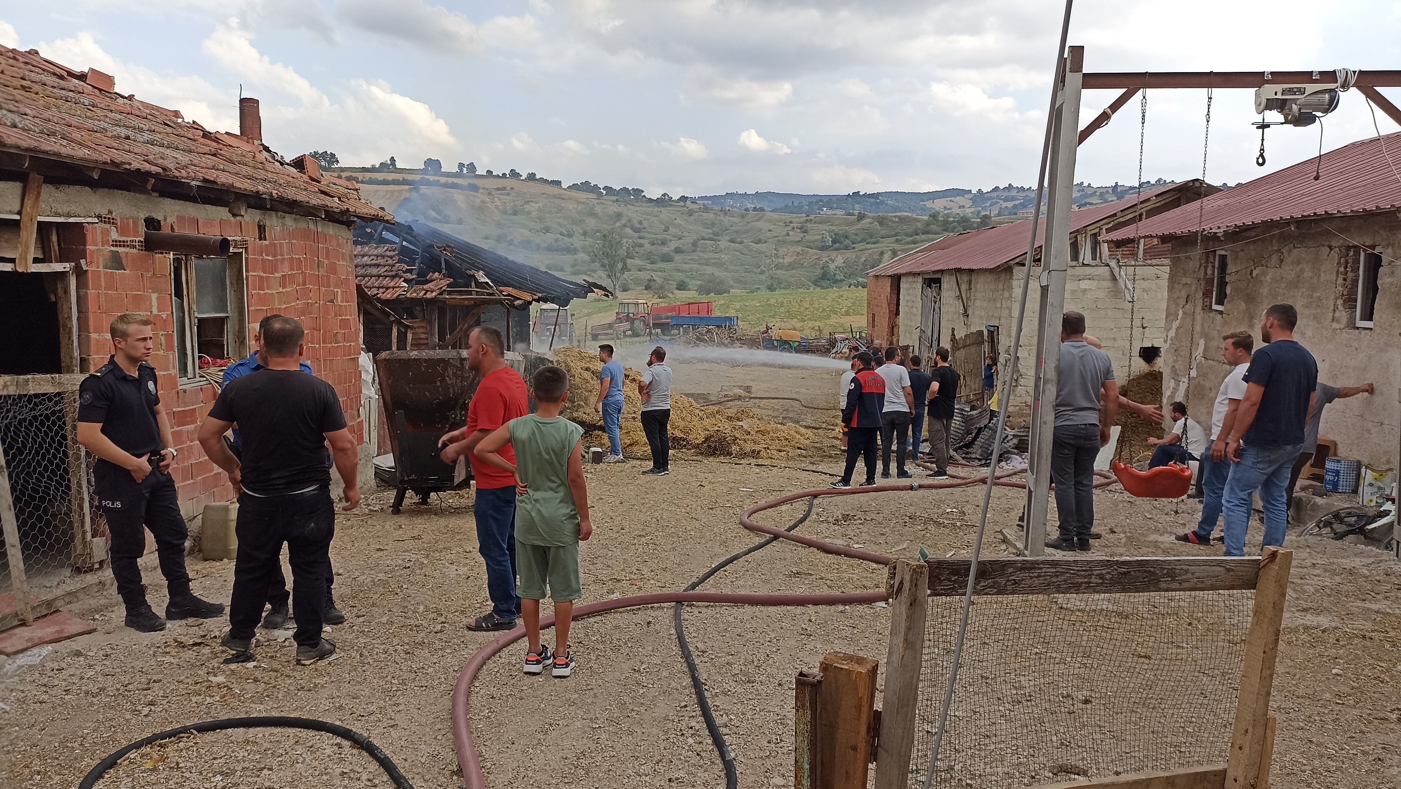 Havza'da ambar yangını! Tonlarca buğday ve saman kül oldu-2