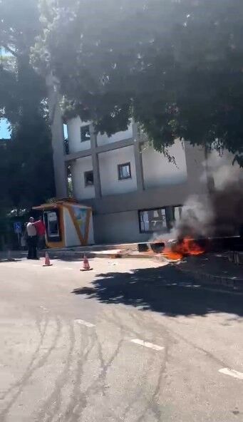 Belediye Önünde Ses Sistemini Ateşe Verdi (2)