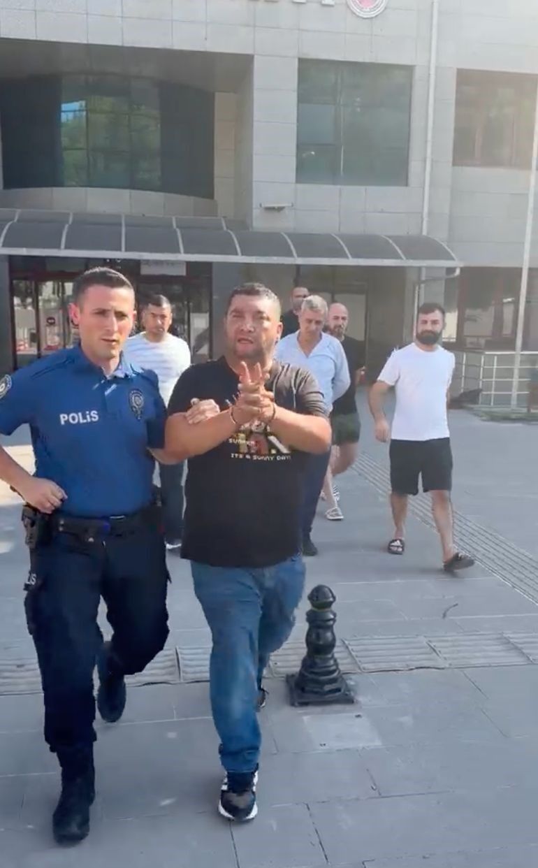 Belediye Önünde Ses Sistemini Ateşe Verdi (3)