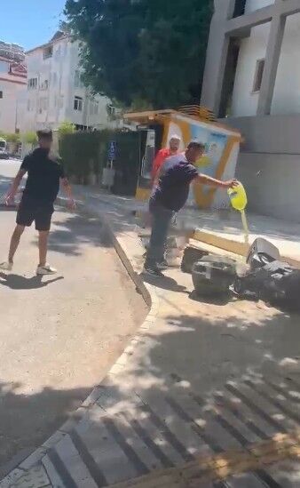 Belediye Önünde Ses Sistemini Ateşe Verdi (4)