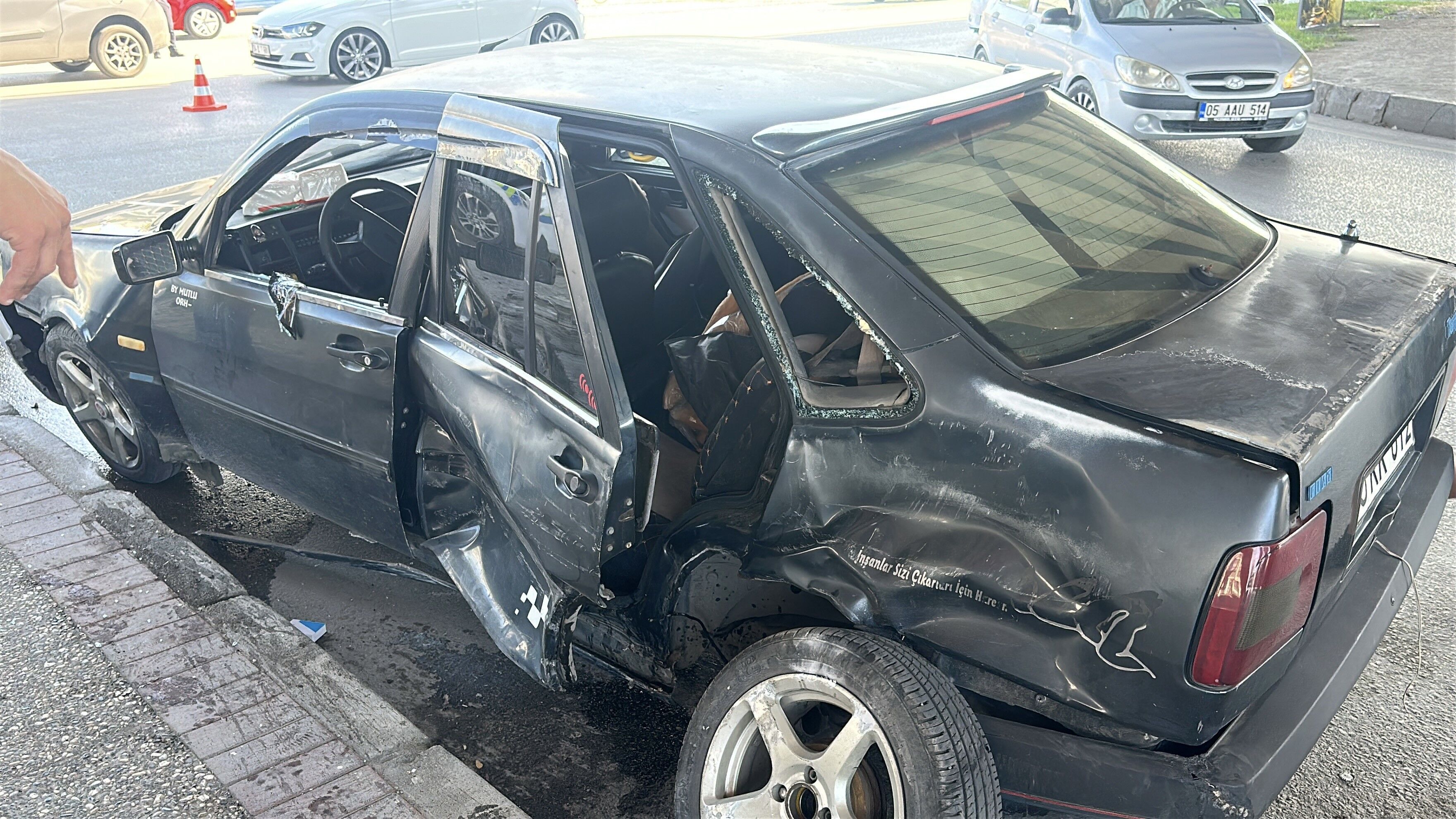 Canik’te Iki Araç Kavşakta Çarpıştı 1 Yaralı (3)