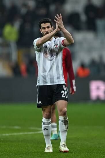 Necip Uysal 17 yılın ardından Beşiktaş’a veda etti-1