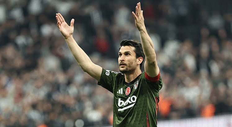Necip Uysal 17 Yılın Ardından Beşiktaş’a Veda Etti-2