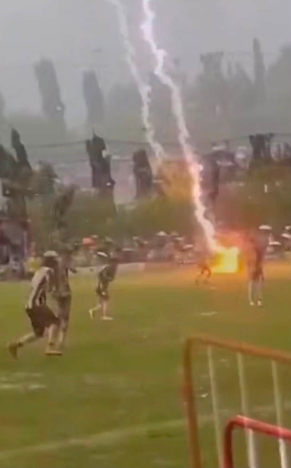 Sahaya Düşen Yıldırım Futbolcuyu Hayattan Kopardı (1)