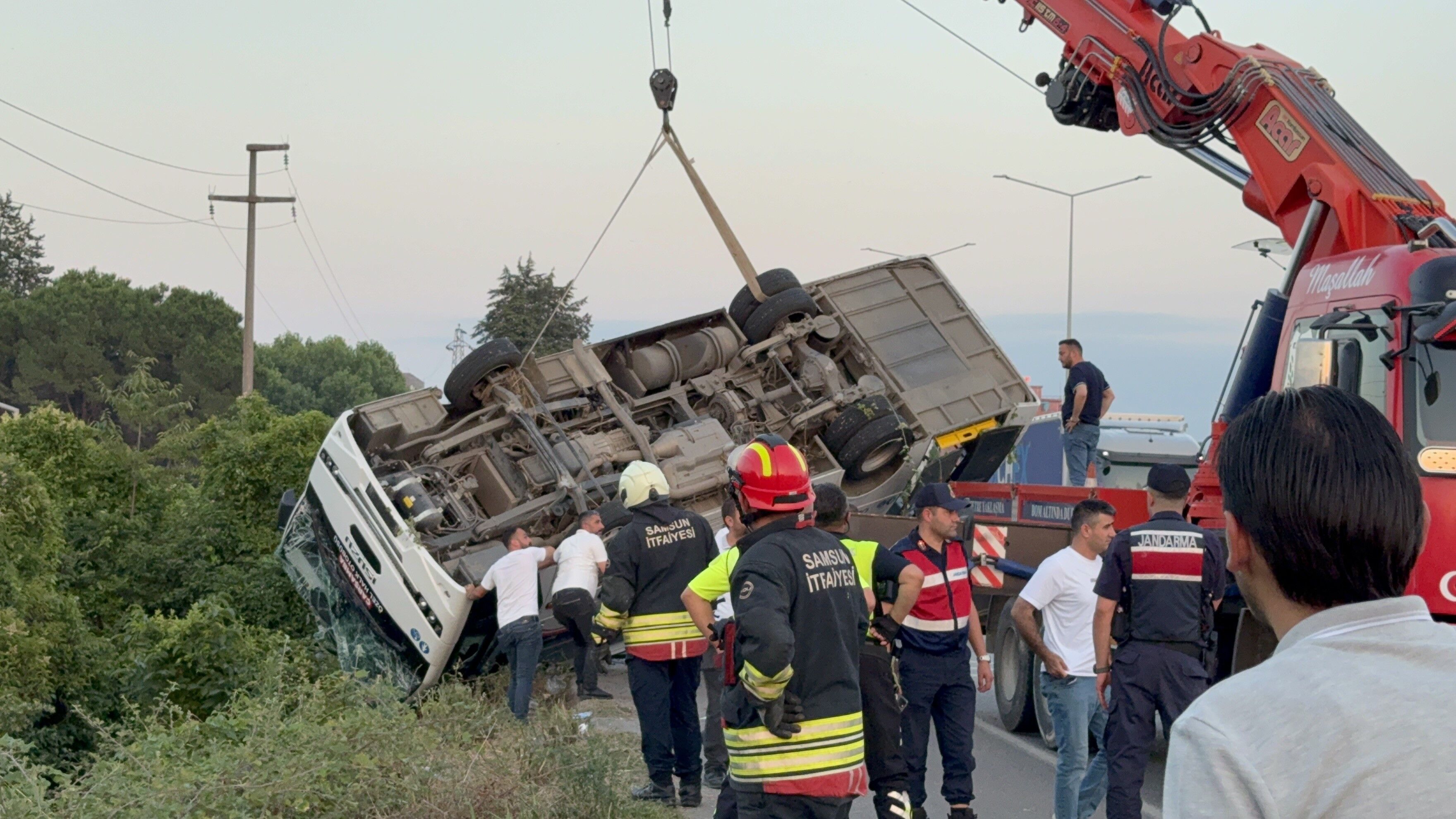 Samsun'da Kontrolden Çıkan Yolcu Otobüs Devrildi (13)