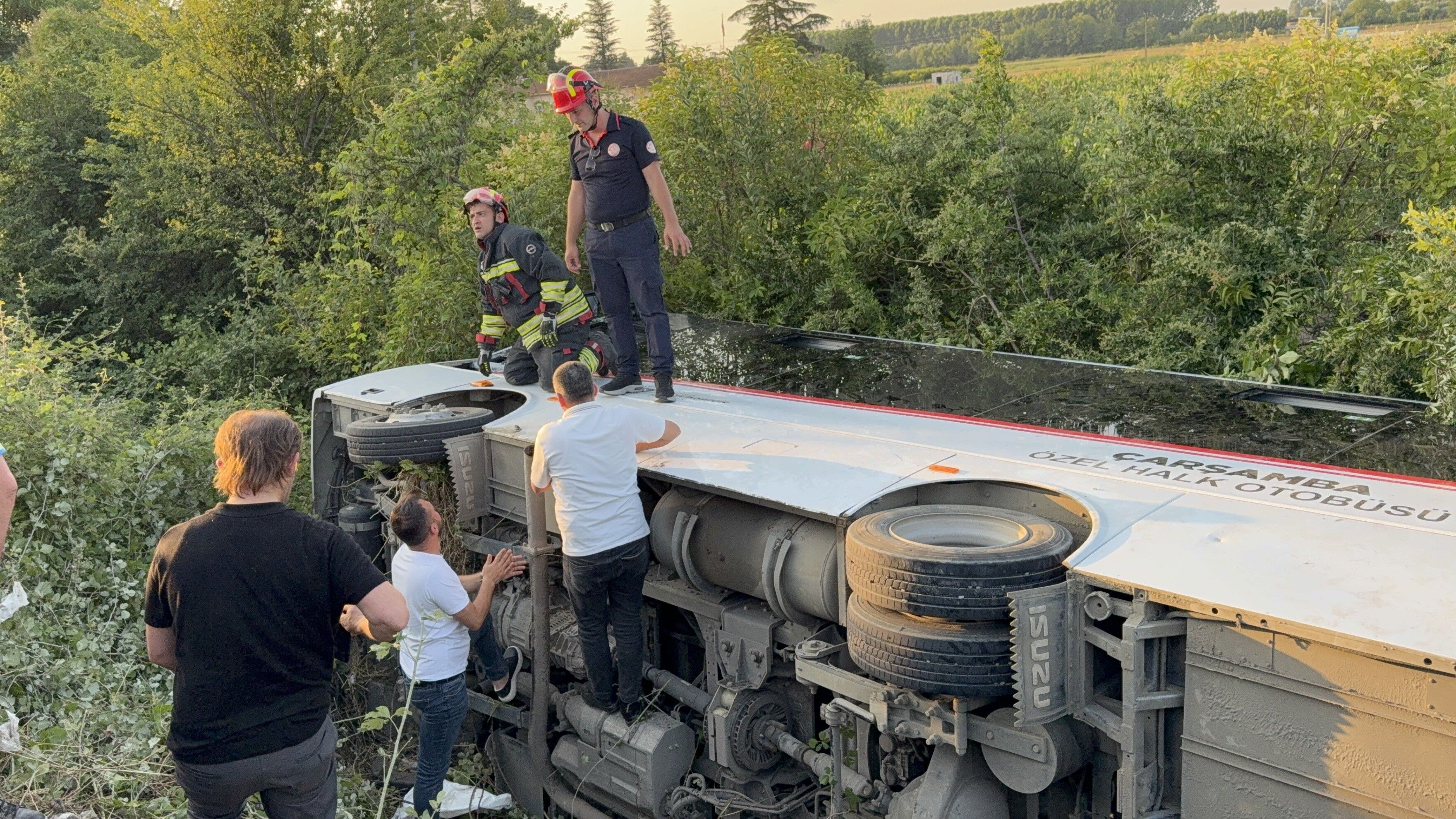 Samsun'da Kontrolden Çıkan Yolcu Otobüs Devrildi (6)