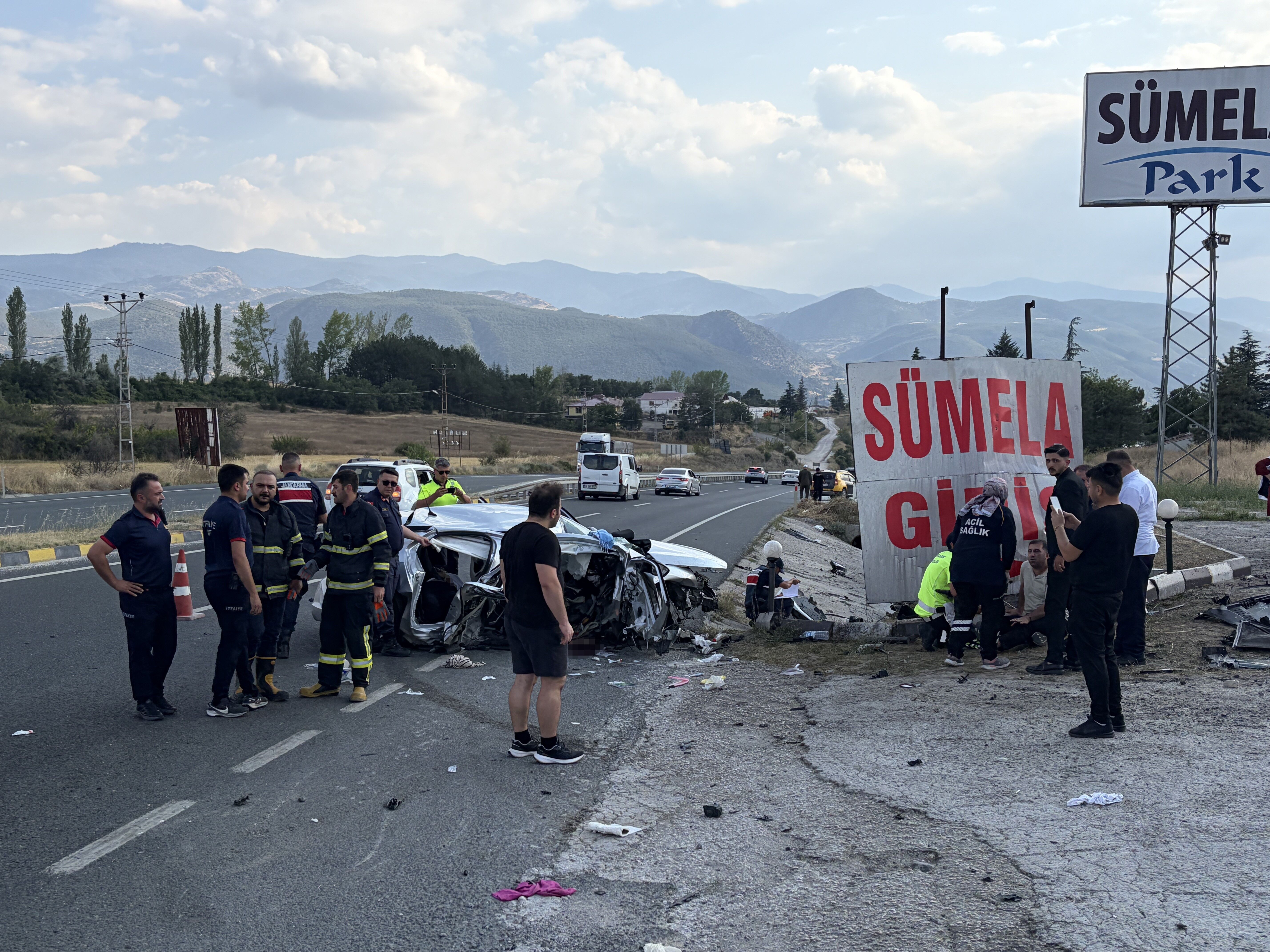 Su Kanalına Çarpan Otomobilde Iki Kişi Hayatını Kaybetti (2)
