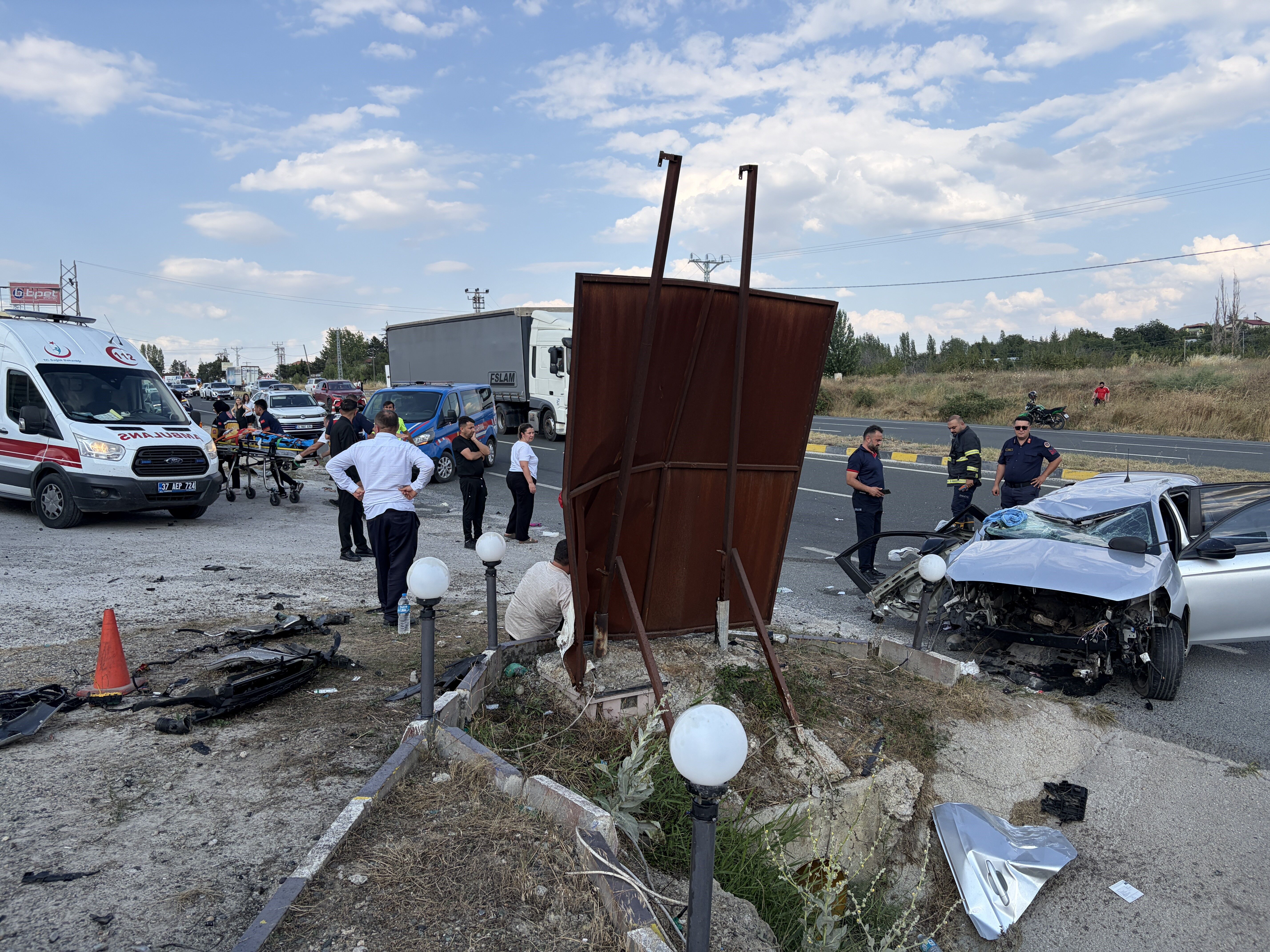 Su Kanalına Çarpan Otomobilde Iki Kişi Hayatını Kaybetti (5)
