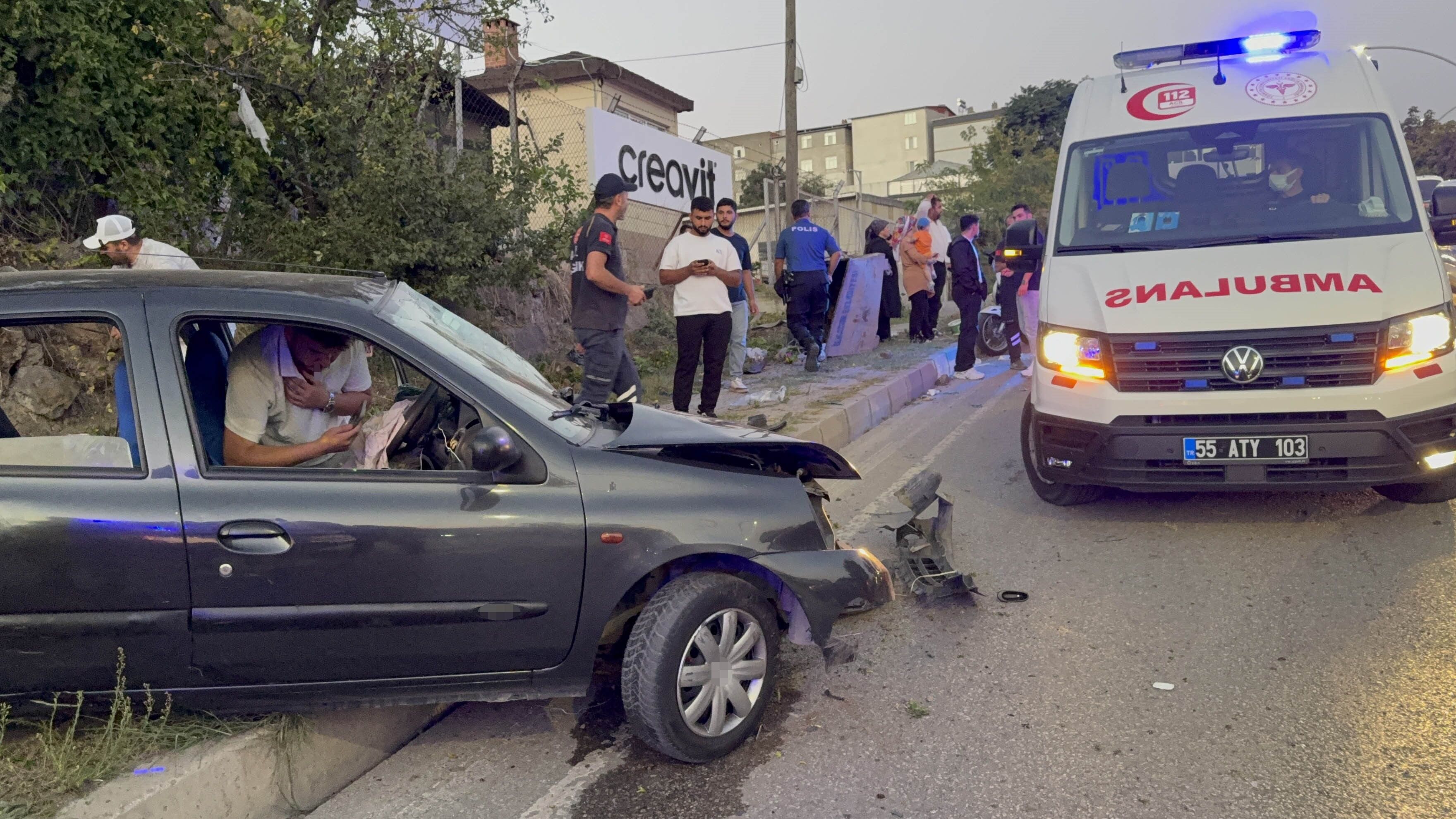 Samsun’da otomobil çöp konteynerine çarptı: 2 yaralı