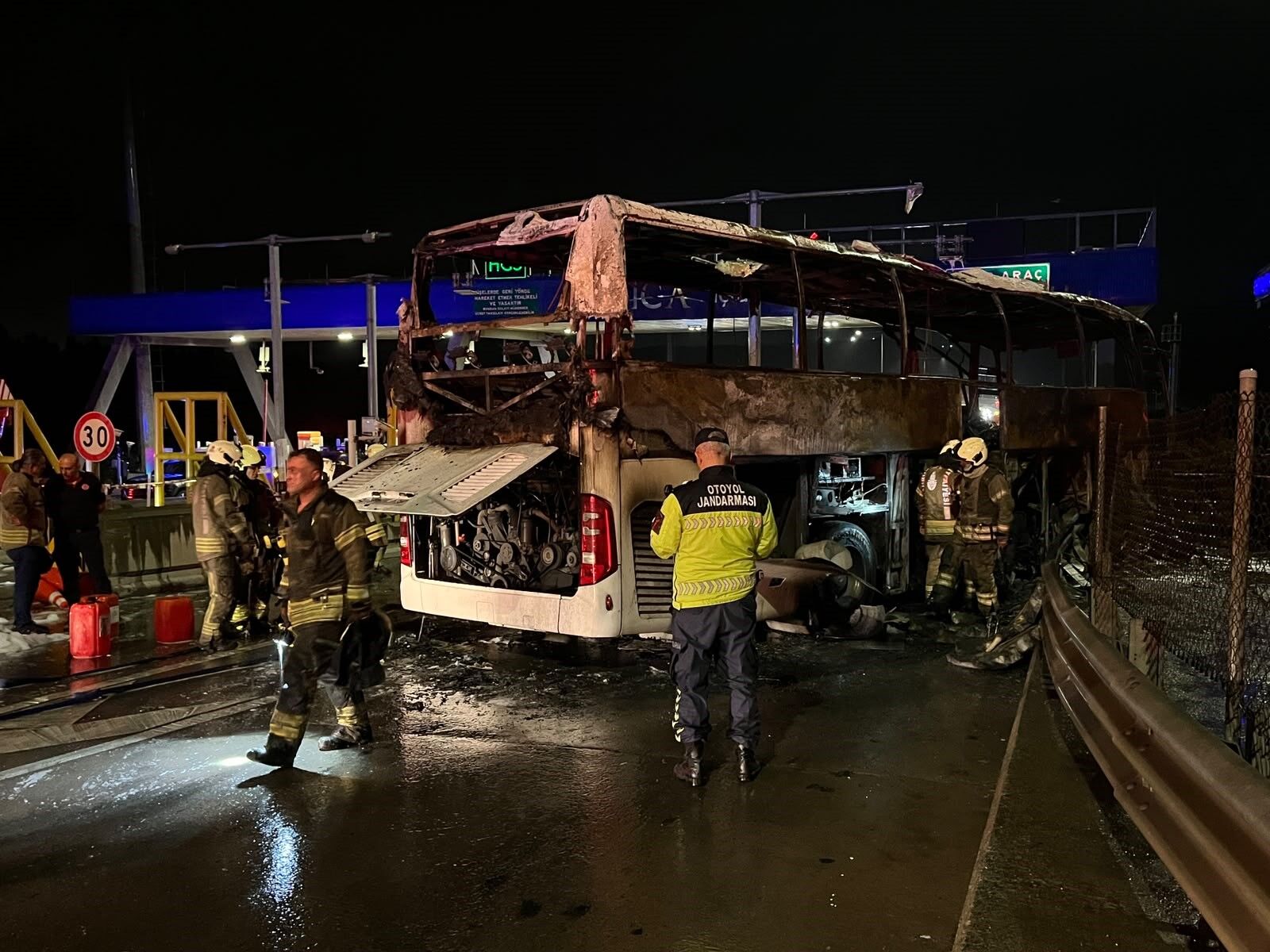 Kuzey Marmara Otoyolu’nda feci kaza! Yolcu otobüsü alevlere teslim oldu: 2 ölü, 8 yaralı-1