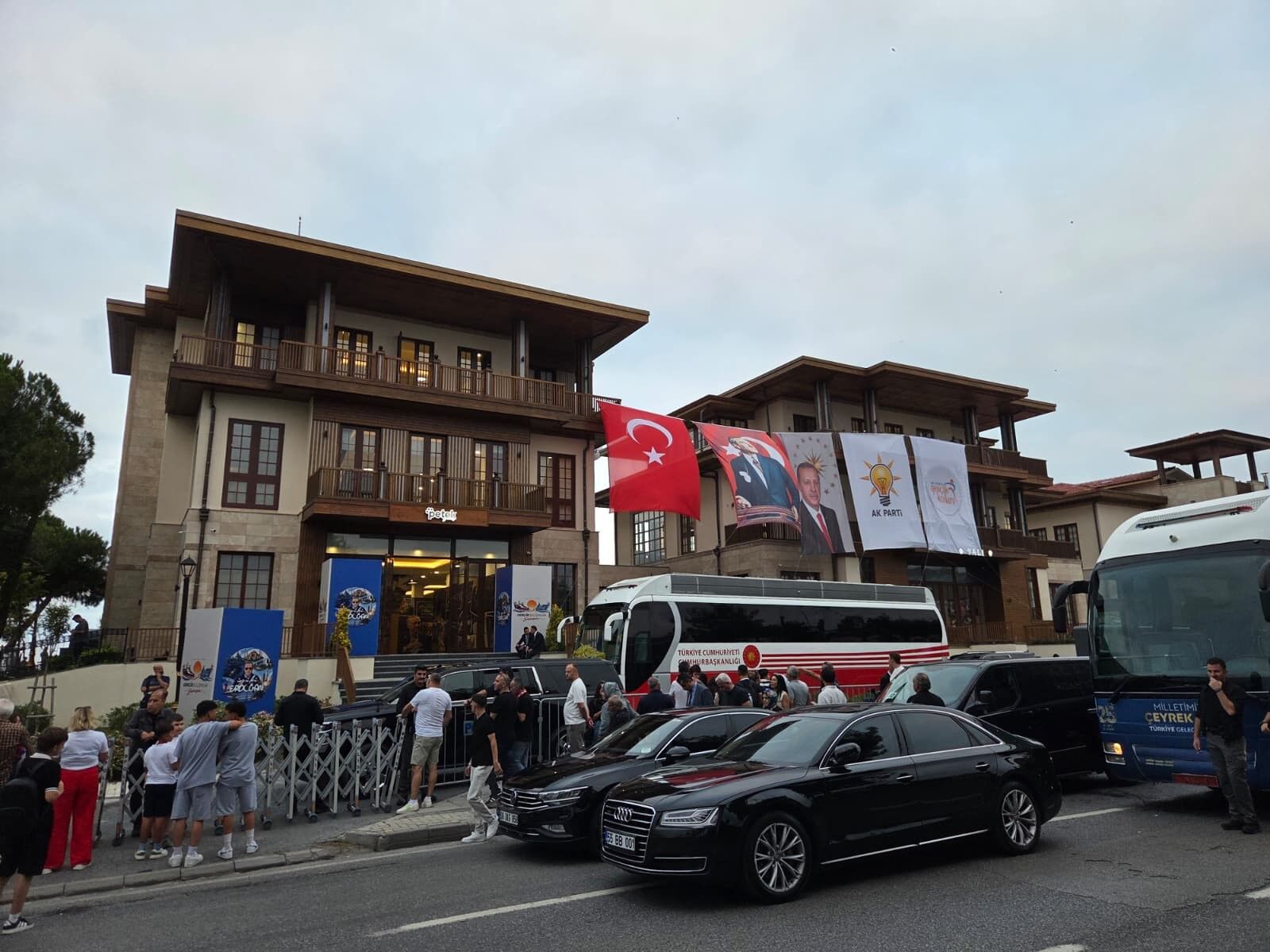 Samsun’da Erdoğan’a yoğun ilgi! Petek Gençlik Merkezi’nde gençlerle buluştu-3-1