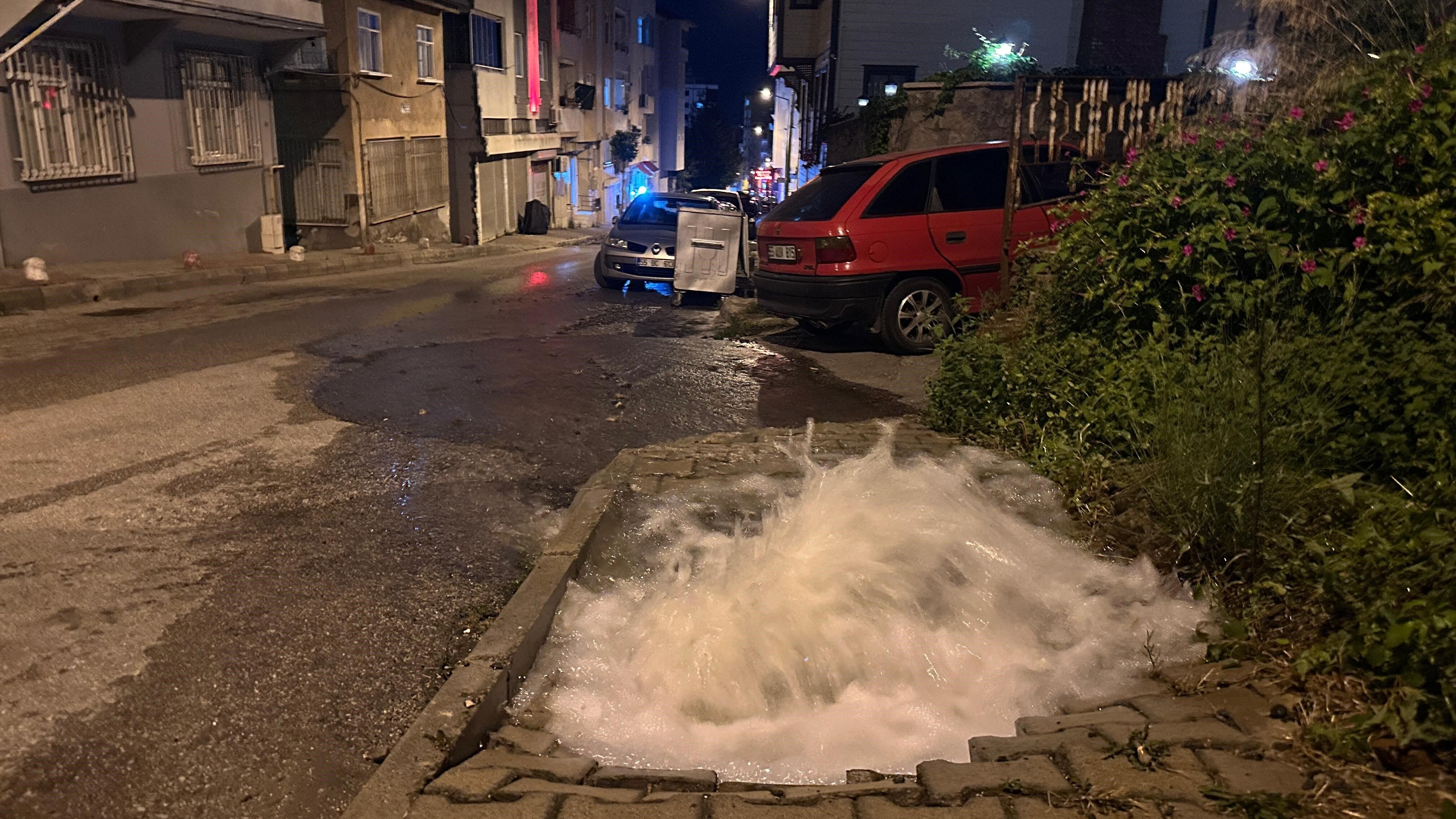 Samsun’da Su Borusu Patladı, Cadde Göle Döndü (4)