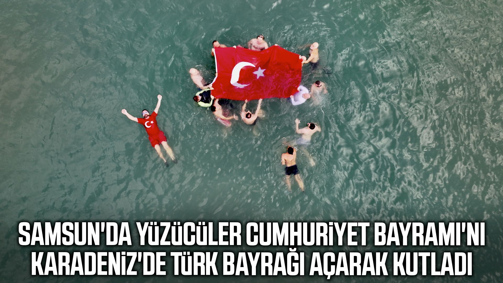 Samsun'da yüzücülerden 29 Ekim'e özel bayraklı kutlama