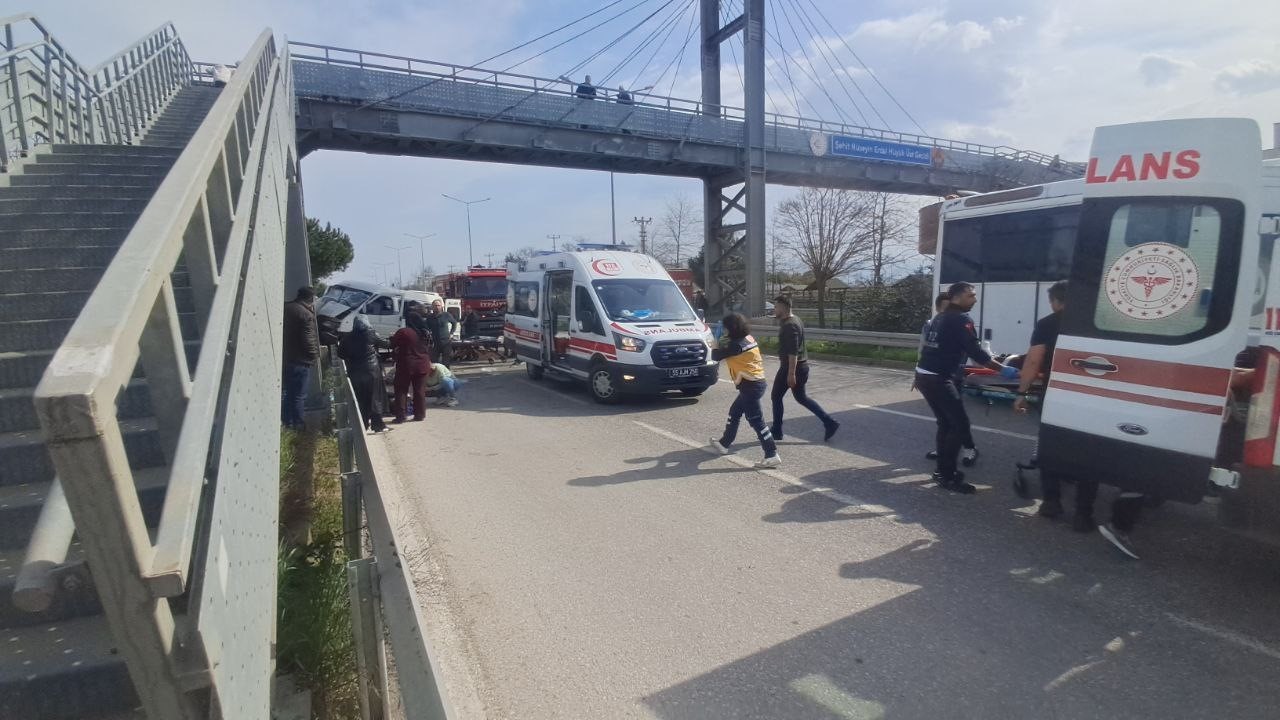 samsunda-minibus-ust-gecidin-diregine-carpti-7-yarali