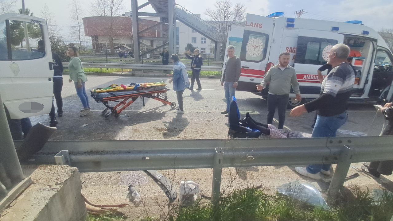 samsunda-minibus-ust-gecidin-diregine-carpti-7-yarali